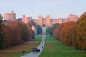 800px-Windsor_Castle_at_Sunset_-_Nov_2006